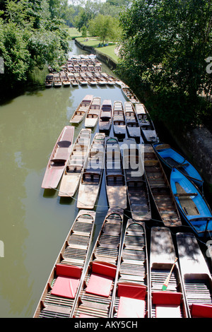 Flache am Fluss Cherwell Oxford Ansicht von Magdalen Bridge Stockfoto