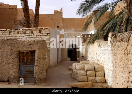 Lane mit einem Haufen von Lehmziegeln in den Hinterhöfen der Oase von Ghadames, UNESCO-Welterbe, Libyen Stockfoto