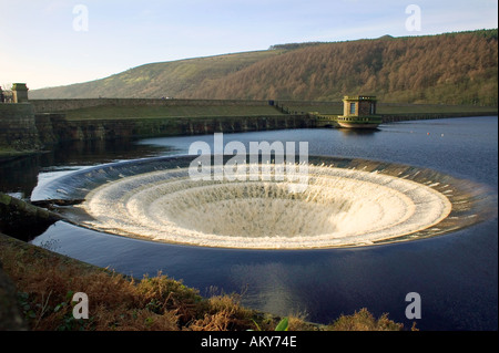 Ein Überlauf auf Ladybower Vorratsbehälter Derbyshire UK Stockfoto