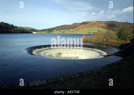 Ein Überlauf auf Ladybower Vorratsbehälter Derbyshire UK Stockfoto