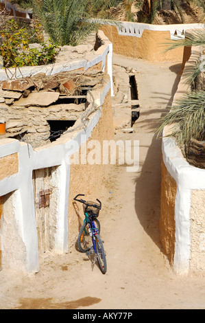 Moderne Fahrrad-Parken in einer Gasse in der alten Stadt von Ghadames, UNESCO-Welterbe, Libyen Stockfoto