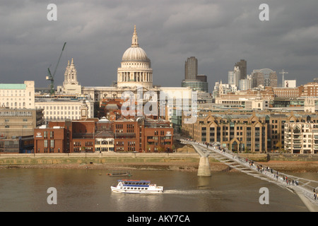 London-St Pauls Cathedral und der City of London mit Millennium Bridge über die Themse Stockfoto