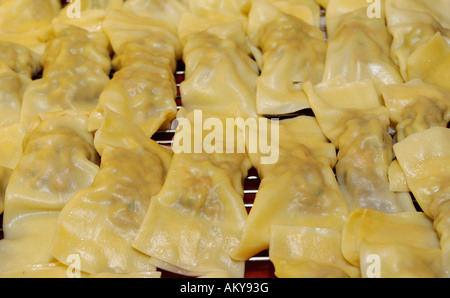 Schwäbischen Taschen (Koch) oder Ravioli (Nudeln Quadrate gefüllt mit Fleisch und Spinat) Stockfoto