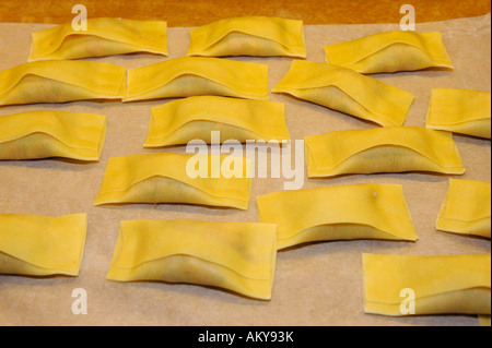 Schwäbischen Taschen (Koch) oder Ravioli (Nudeln Quadrate gefüllt mit Fleisch und Spinat) Stockfoto