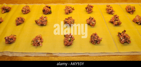 Schwäbischen Taschen (Koch) oder Ravioli (Nudeln Quadrate gefüllt mit Fleisch und Spinat) Stockfoto