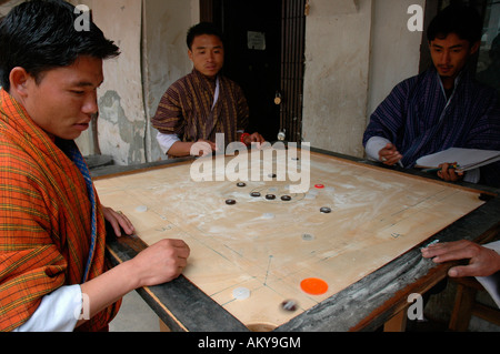 Männer spielen Carrom, Bhutan Himalaya Stockfoto