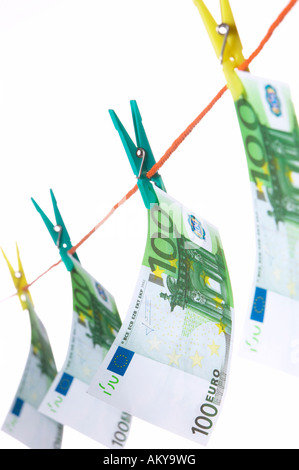 Hundert Euro-Banknoten auf der Wäscheleine, Nahaufnahme Stockfoto