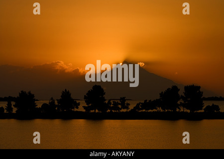 Sonnenaufgang hinter dem Berg Athos, Sithonia, Chalkidiki, Griechenland Stockfoto