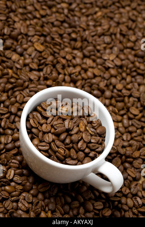 Becher für Kaffee Bohnen Stockfoto