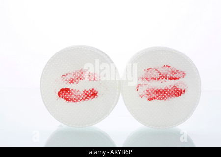 Wattepads mit Lippenstift Stockfoto