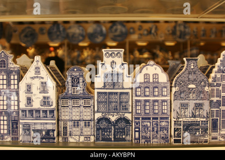 Typische holländische Häuser von Keramik als Souvenirs aus Delft. Delfter Blau oder Delfter Keramik, ist traditionellen blauen und weißen Topf Stockfoto