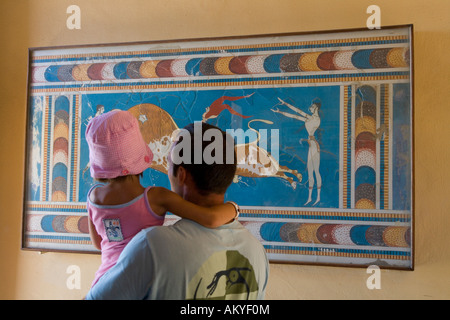 Vater und Tochter, Stier-springen unter freiem Himmel in Knossos, Iraklion (Heraklion), Kreta, Griechenland, Europa Stockfoto