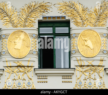 Goldenen Ornament an den Häusern von Otto Wagner, verließ Wienzeile, Naschmarkt, Wien, Österreich Stockfoto