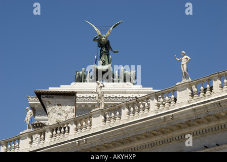 Cordonate auf der Piazza del Campidoglio, Quadriga auf der Oberseite der Vittorio Emanuele II. Denkmal, Rom, Italien. Stockfoto