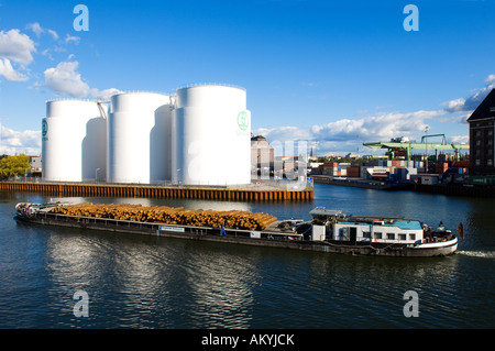 Öltanks mit Cargo Schiff im Vordergrund, West Port, Berlin, Deutschland Stockfoto