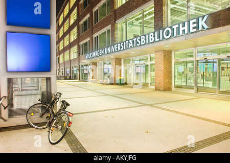 Allgemeine Bibliothek der technischen Universität (TU) Berlin und der Universität der Künste (UdK) Berlin am Abend, Berlin, Deutschland Stockfoto