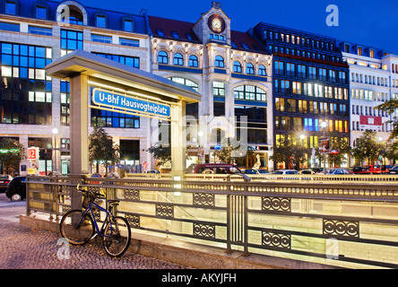 U-Bahnhof Linie 2 mit restaurierten Haus zur Berolina, Berlin, Deutschland Stockfoto