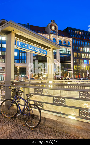 U-Bahnhof Linie 2 mit restaurierten Haus zur Berolina, Berlin, Deutschland Stockfoto