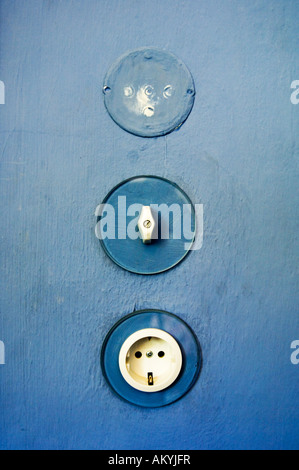 Lichtschalter und Steckdose an der blauen Wand in das Haus des Meisters Kandinsky-Klee, Bauhaus, Dessau, Deutschland Stockfoto