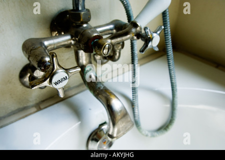 Badewanne Wasserhahn im Badezimmer des Herrenhaus Feininger, Bauhaus, Dessau, Deutschland Stockfoto