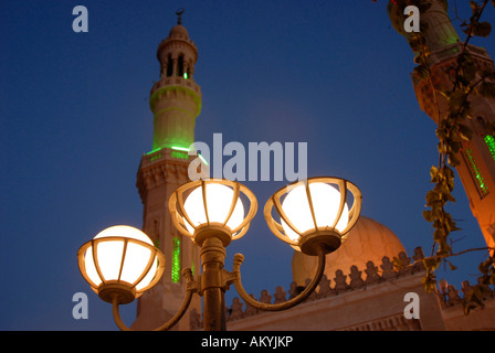 Hurghada am Roten Meer, beleuchtete Moschee im Abendlicht, Hurghada, Ägypten Stockfoto
