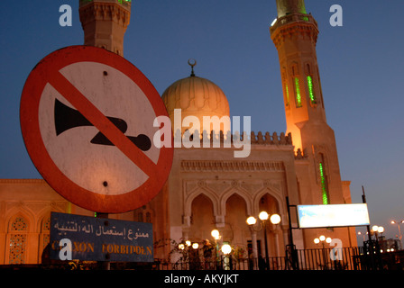 Beleuchtete Moschee im Abendlicht "Hörner verboten" Schild, Hurghada, Ägypten Stockfoto