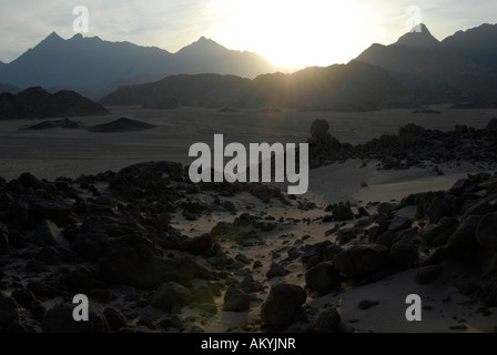 Vor Ort in der Wüste, Sonnenuntergang hinter den Bergen in der Wüste, Hurghada, Ägypten Stockfoto