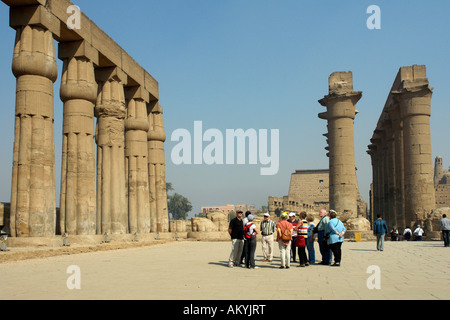 Luxor am Nil in Ägypten. Tempelanlage von Luxor. Peristyl in der Sonne Gericht und Kolonnade, Luxor, Ägypten Stockfoto