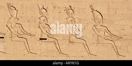 Horus-Tempel - der am besten erhaltenen Tempel-Anlage in Ägypten. Horus, Hathos, Isis, Osiris (v.l.n.r.) (C) Rainer F. Steussloff/Intro: Stockfoto