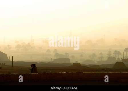 Deir el-Bahari - Fluss Nil Ägypten. Landschaft im Morgennebel am Nil, Luxor, Ägypten Stockfoto