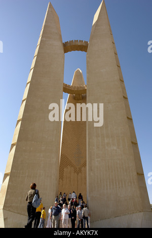 Damm, Denkmal für die ägyptisch-sowjetische Freundschaft mit dem gemeinsamen Bau der Assuan Staudamm, Assuan, Assuan, Ägypten Stockfoto