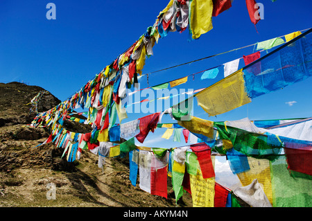 Gebetsfahnen außerhalb des Klosters Ganden (4300m) in der Nähe von Lhasa, Tibet Stockfoto