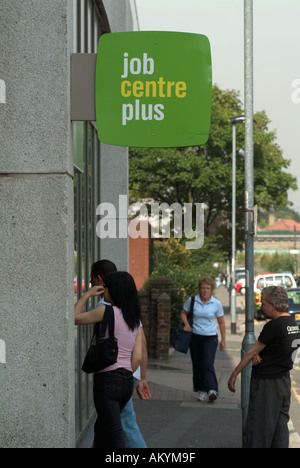 Arbeitsuchende außerhalb Job Centre Plus, Hounslow, Middlesex, UK. Stockfoto