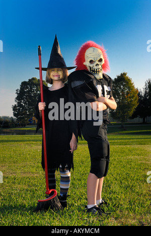 Bruder und Schwester verkleidet für Halloween Stockfoto