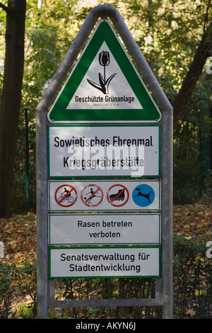 Plaketten - Eingang Sowjetisches Ehrenmal in Treptow, Berlin, Deutschland Stockfoto