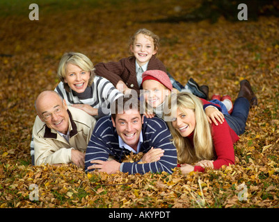 Deutschland, Baden-Württemberg, Swabiaportrn Berge, verlässt Familie liegen auf Herbst Stockfoto