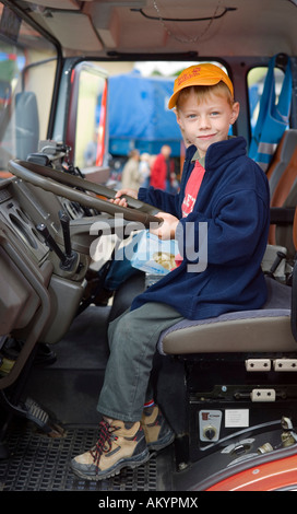 Ein Junge, 5 Jahre alt, in einem LKW Stockfoto