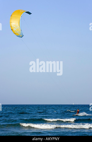 Kite-Surfen in der Bucht von Pollenca, Mallorca, Balearen, Spanien Stockfoto