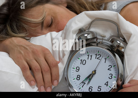Schlafende Frau, Wecker Stockfoto