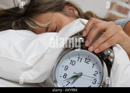 Schlafende Frau, Wecker Stockfoto