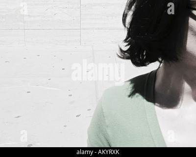 Frau auf Bürgersteig aus Kamera Manhattan New York City suchen Stockfoto