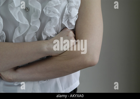 Bluse Rüschen Rüschen Shirt Top femininen Rüschen Mädchen Frau weibliche ärmellose armlosen Arme gefaltet Schultern Stockfoto