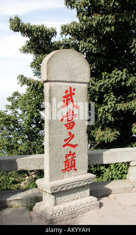 Stein mit Inschrift, daoistische Kloster Wudang Gebirge, China Stockfoto