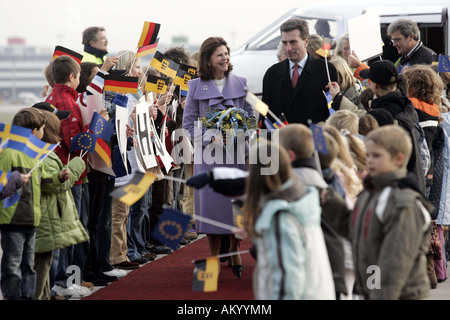 Königin Silvia von Schweden empfängt Wuerttembergs Ministerpräsident Guenther Oettinger am Flughafen Stuttgart, Stuttgart, Deutschland Stockfoto