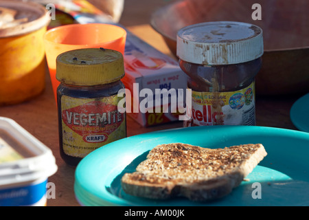 Vegemite, Nutella und Toast auf dem Frühstückstisch Stockfoto