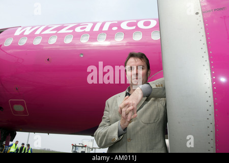 Wizz Air CEO József Váradi an das Cockpit eines Airbus A 320 Stockfoto