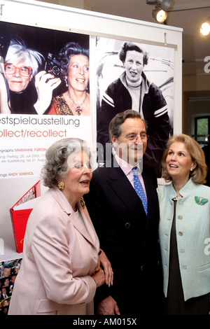 Prinzessin Marianne Zu Sayn-Wittgenstein-Sayn (l.) bei der Eröffnung von ihrem Foto-Ausstellung in der Castel von Sayn in Bendorf Stockfoto