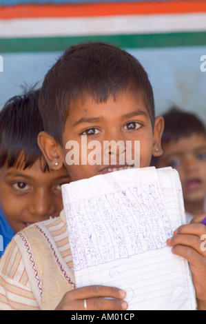 Rajasthani junge hält seine Mathe-Hausaufgaben in der Dorfschule Regierung in Nimaj, Rajasthan, Indien. Stockfoto