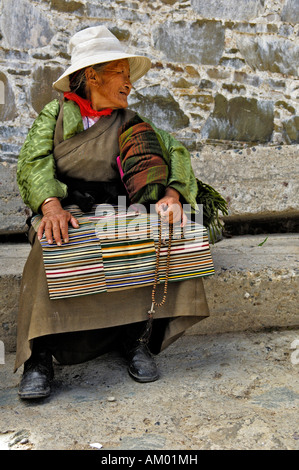 Alte tibetische Frau mit einem Perlen (Japa Mala), Jamkhang Chenmo Kloster, Tashilhunpo, Tibet, Asien Stockfoto
