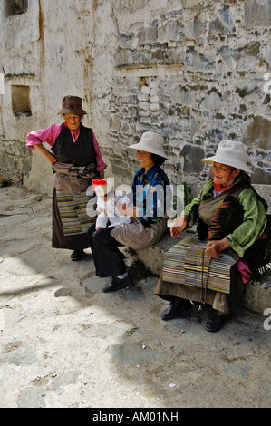 Drei alte tibetische Frauen mit einem Kind Jamkhang Chenmo Kloster, Tashilhunpo, Tibet, Asien Stockfoto